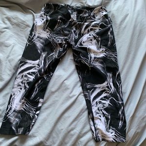 Black and White abstract print Capri leggings